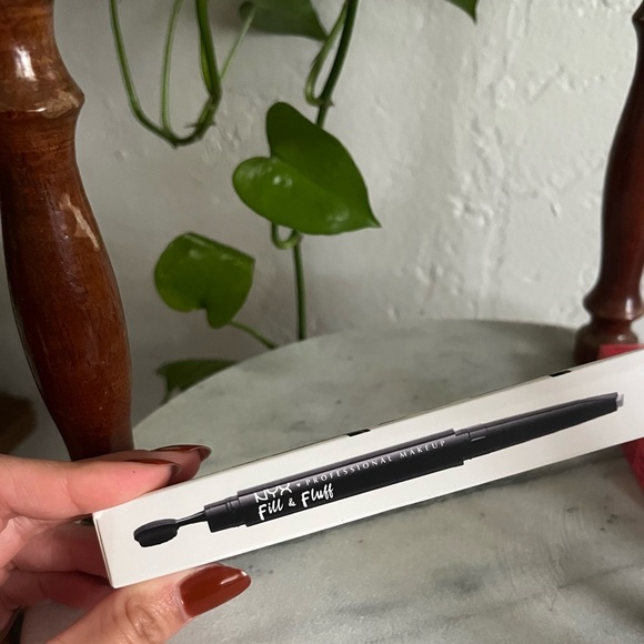 ✨ $2 NIB NYX Professional Makeup Fill & Fluff Eyebrow Pencil Pomade - Picture 3 of 3